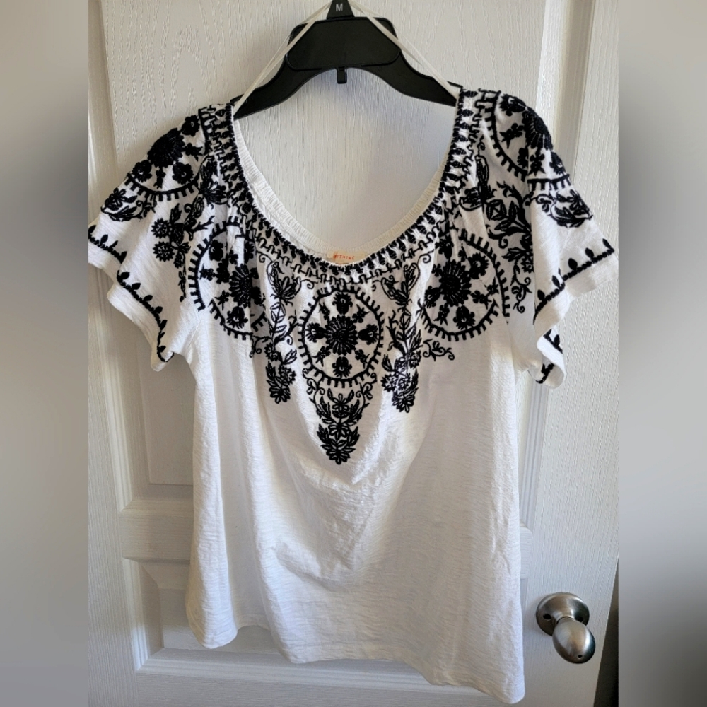 Timeless white & Black Top